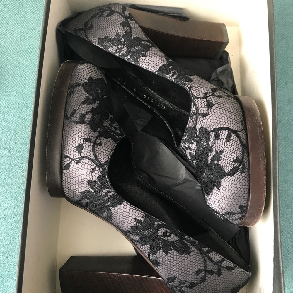 Gucci
Silver Black Lace Style 101 2385 Pumps - Picture 4 of 6